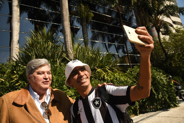 Datena tira foto com telespectador de seus programas