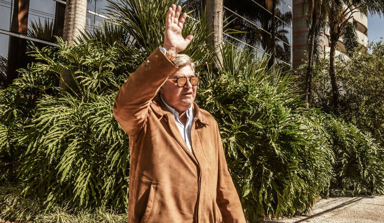 Datena acena para motoristas que o reconhecem diante do prédio onde concedeu a entrevista