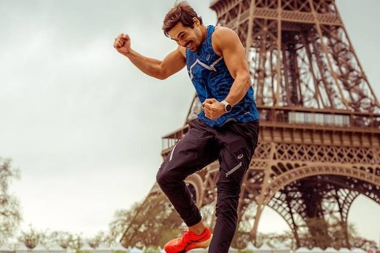 Em foto colorida, homem salta em frente a um dos monumentos mais conhecido no mundo Torre Eiffel