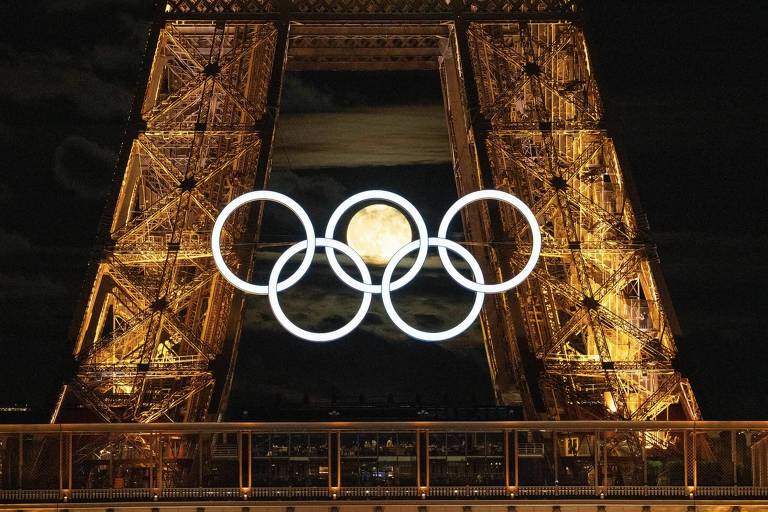 Lua nos anéis olímpicos na Torre Eiffel, em Paris