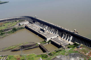 A Barragem de Itaipu é uma enorme barragem hidroelétrica no rio Paraná, entre o Brasil e o Paraguai