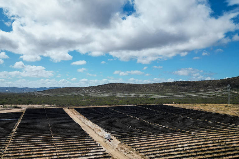 Imagem aérea mostra o complexo solar Santa Luzia, na cidade de mesmo nome, na Paraíba