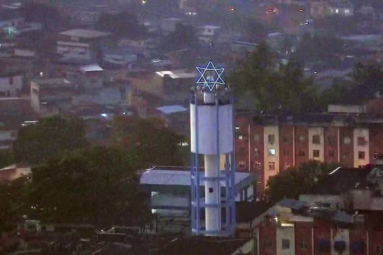 Estrela de neon no Complexo de Israel, zona norte do Rio de Janeiro