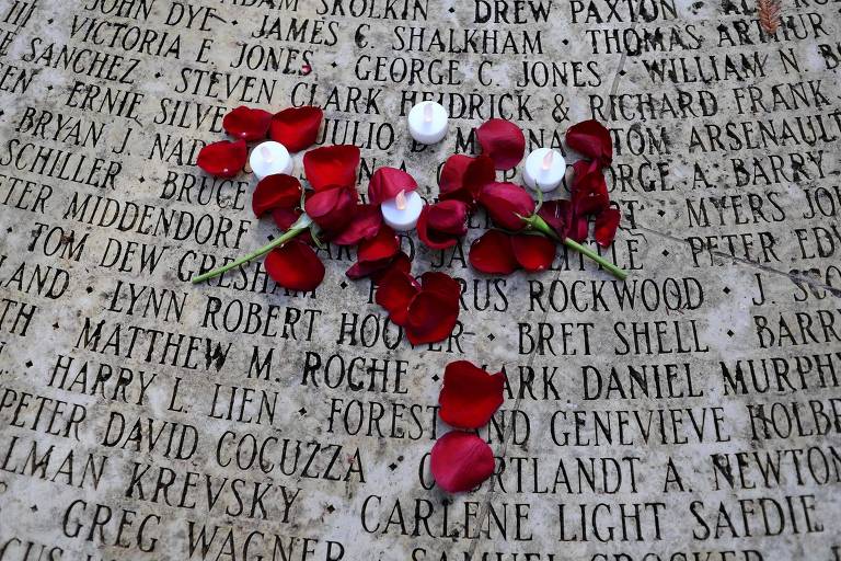 Pétalas de rosa e velas são colocadas nos nomes gravados das vítimas da Aids no Círculo de Amigos no National Aids Memorial Grove em 1º de dezembro de 2023 em São Francisco, Califórnia