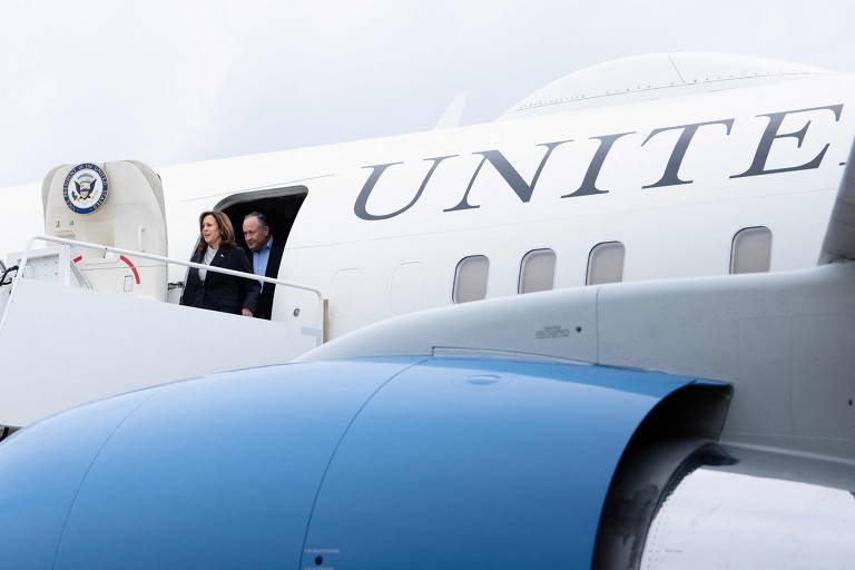 Kamala e Emhoff, que se conheceram em um encontro às cegas orquestrado por um amigo emm comum, descem do Força Aérea Dois na base da Guarda Aérea Nacional de Delaware em New Castle, Delaware