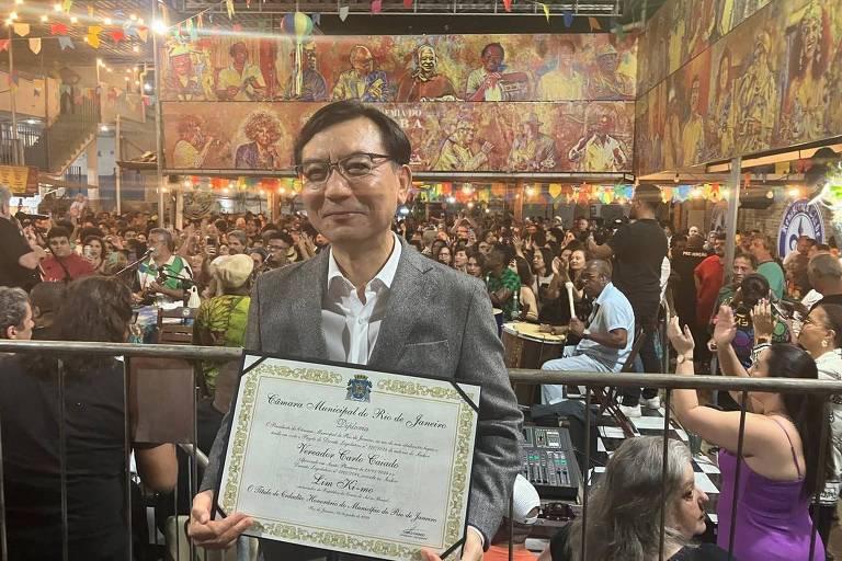 Embaixador da Coreia do Sul recebe título de cidadão do rio e canta clássico do samba em roda no Rio de Janeiro