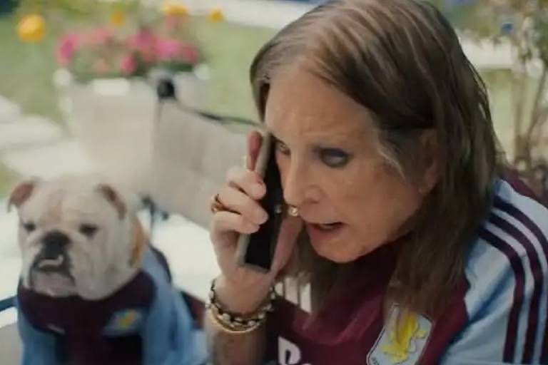 Ozzy Osbourne estrela campanha dos novos uniformes do Aston Villa; assista