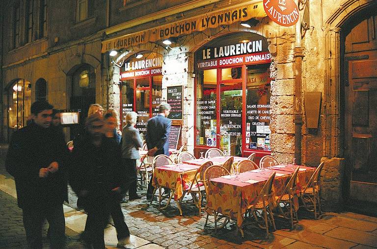 Fachada de 'bouchon' na rua Saint Jean, na Velha Lyon