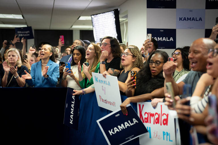 Equipe de campanha recebe Kamala em sua visita à sede de sua campanha presidencial em Wilmington, EUA