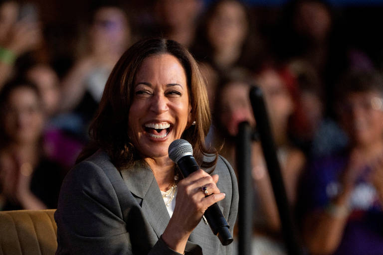 Kamala em evento que maracava o segundo aniversário da derrubada do caso Roe vs. Wade, que acabou com o livre direito ao aborto nos EUA, em Phoenix, Arizona