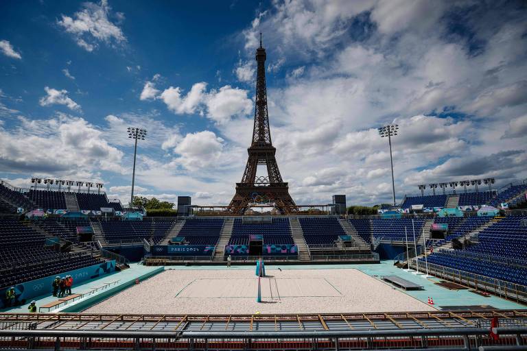 Arena de vôlei de praia dos Jogos de Paris vazia com a Torre Eiffel ao fundo da imagem