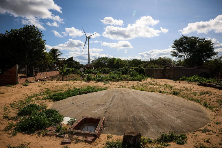 Cisterna de agua na comunidade Sitio de Dentro em Lagoa Nova; moradores da região são contra a chegada de empresas de energia renováveis por conta dos impactos causados no meio ambiente.