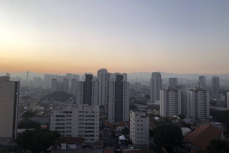 Pôr do sol visto da região central de São Paulo mostra tempo seco e poluição