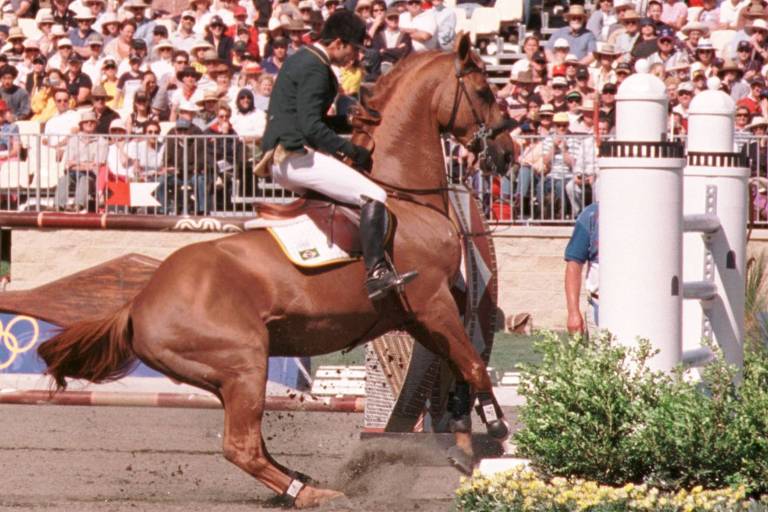 O cavalo Baloubet de Rouet, montado por Rodrigo Pessoa, para diante de obstáculo no percurso decisivo das Olimpíadas de Sydney,  na Austrália, em 2000