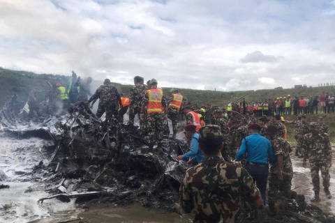 Avião cai no Nepal e ao menos 18 pessoas morrem; veja vídeo