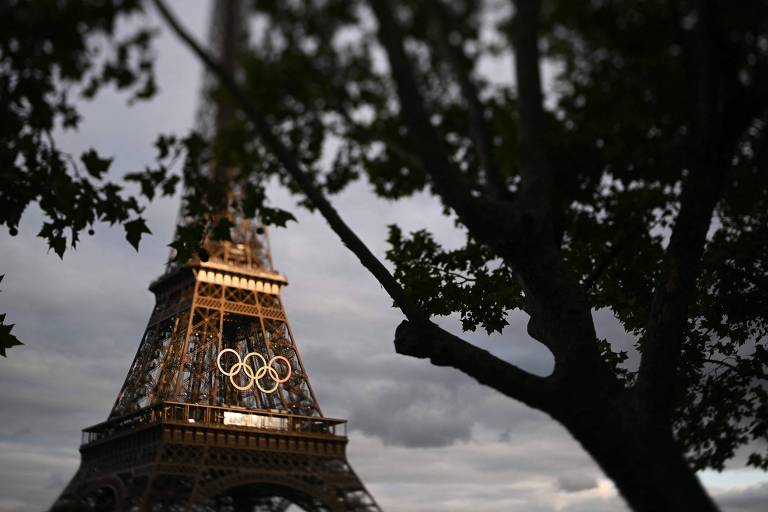 Torre Eiffel preparada para a cerimônia de abertura das Olimpíadas de Paris