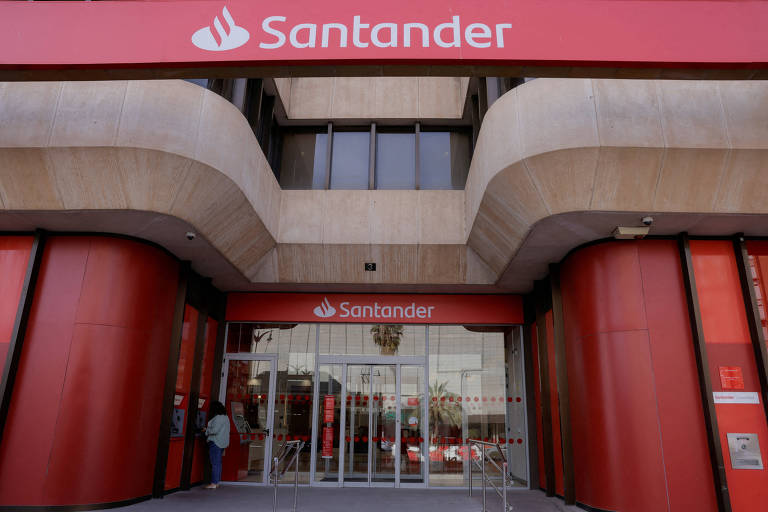 Fachada de uma agência do banco Santander