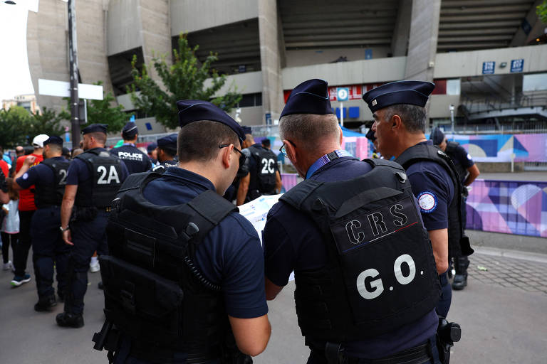 Policiais nas proximidades do Parc des Princes, em Paris