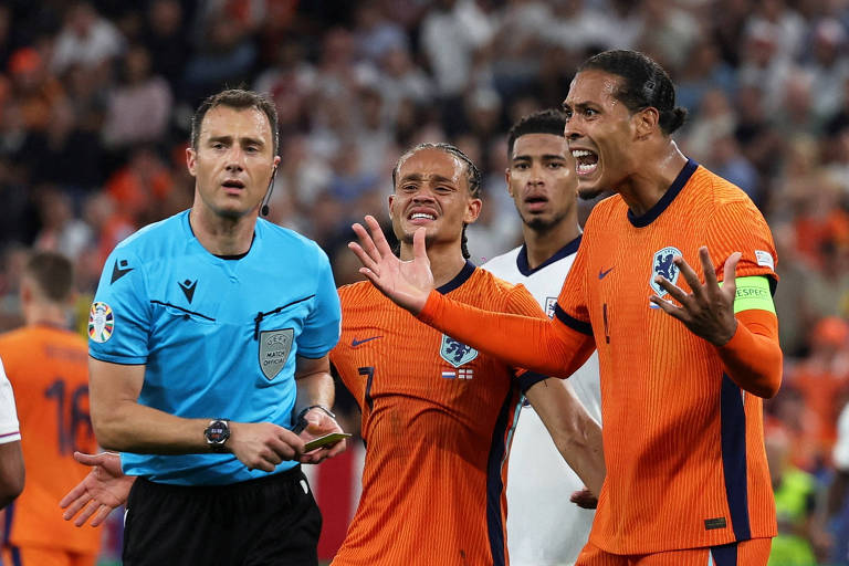 Van Dijk, capitão da Holanda, reclama com o árbitro Felix Zwayer durante a Euro