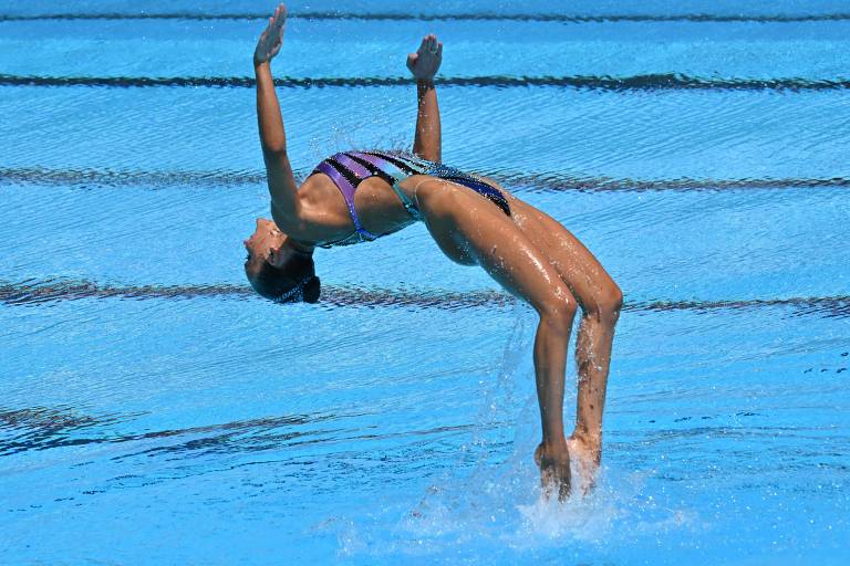 A nadadora grega Evangelia Platanioti durante competição de nado artístico, na Sérvia