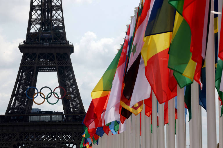Torre Eiffel decorada com os anéis olímpicos 

