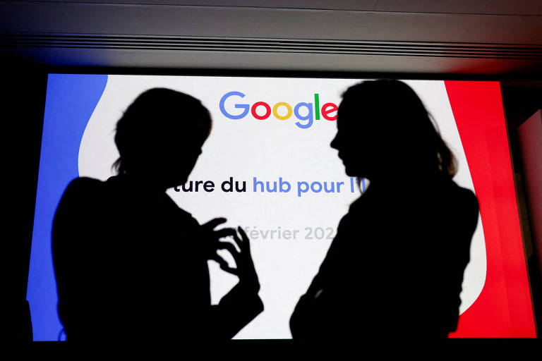 A imagem mostra duas silhuetas de pessoas em frente a um fundo iluminado com o logotipo do Google. O fundo também apresenta as cores da bandeira francesa, com um texto que parece anunciar a inauguração de um hub. A data mencionada é 21 de fevereiro de 2023.