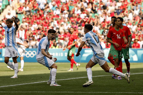 Argentina estreia no futebol em Paris com confusão no fim e derrota