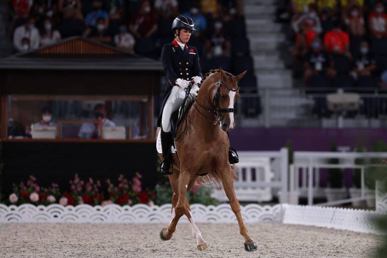 Medalhista olímpica é suspensa após ser flagrada, em vídeo, chicoteando as pernas de um cavalo