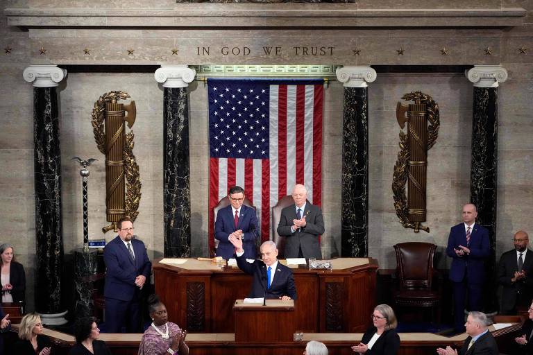 O primeiro-ministro de Israel acena em púlpito no Congresso dos EUA, em Washington