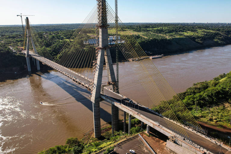 Ponte construída sobre o Rio Paraná