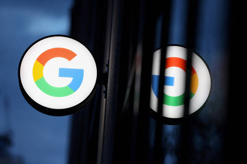 FILE PHOTO: The logo for Google is seen at the Google Store Chelsea in Manhattan, New York City, U.S., November 17, 2021. REUTERS/Andrew Kelly/File Photo ORG XMIT: FW1