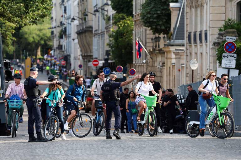 Policiais orientam ciclistas em rua de Paris
