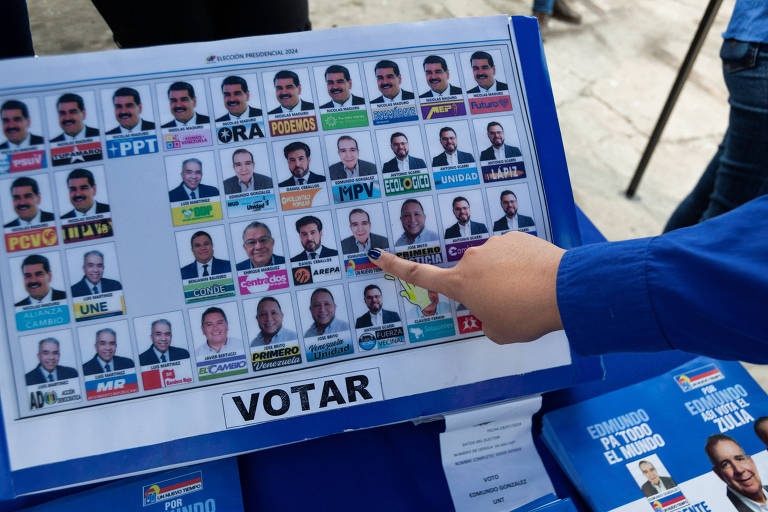 A cédula eleitoral das eleições presidenciais na Venezuela, para a qual aponta um cidadão nas ruas de Maracaibo, setor petrolífero do país sul-americano