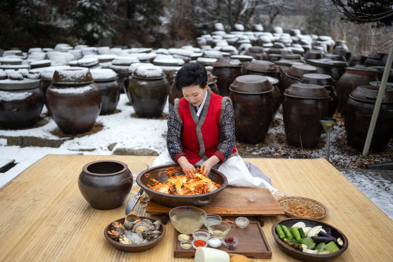 Mulher coreana em frente a ingredientes