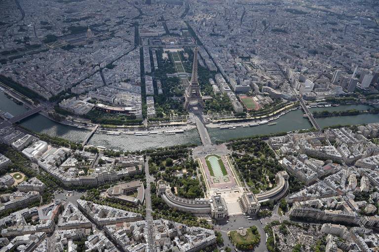 No centro da foto, a Torre Eiffel e o rio Sena, que divide a cidade de Paris
