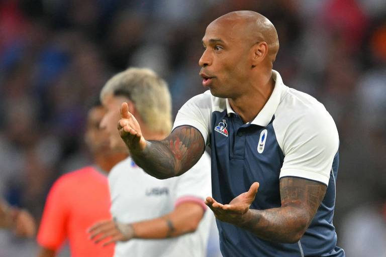 Com semblante sério, Thierry Henry, técnico da seleção olímpica masculina da França, gesticula na partida de estreia da equipe nos Jogos de Paris, um 3 a 0 contra os Estados Unidos em Marselha