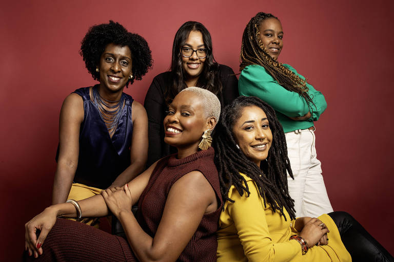 Mulheres negras rompem com o padrão e assumem suas identidades por meio dos cabelos
