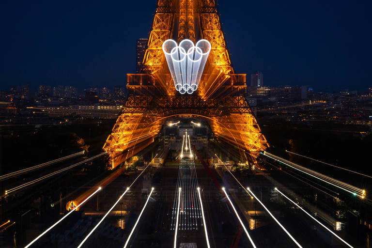 A torre Eiffel, em Paris, com os anéis olímpicos