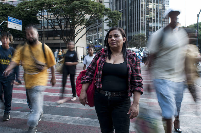 Rosemary Pereira, 41, leva duas horas por dia para sair de casa, em Santa Luzia, na região metropolitana, até chegar no trabalho, na região central de Belo Horizonte