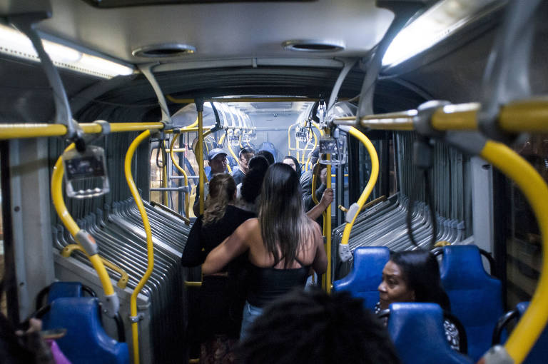 Fumaça surgiu na parte traseira do ônibus e obrigou os passageiros a saírem do veículo durante a viagem do Move, da avenida Santos Dumont até a estação São Gabriel