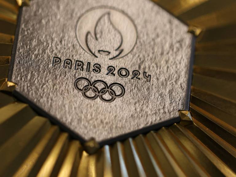 Medalha de ouro que será dada aos esportistas que ganharem suas provas ou competições nas Olimpíadas de Paris; no centro dela há a inscrição Paris 2024 e, sob ela, os anéis olímpicos