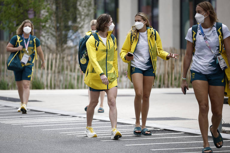 Atletas da delegação australiana usam máscaras na Vila Olímpica