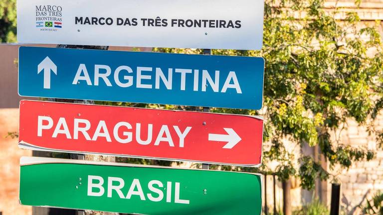Placa mostra direção para argentina Paraguai e Brasil, no marco das três fronteiras