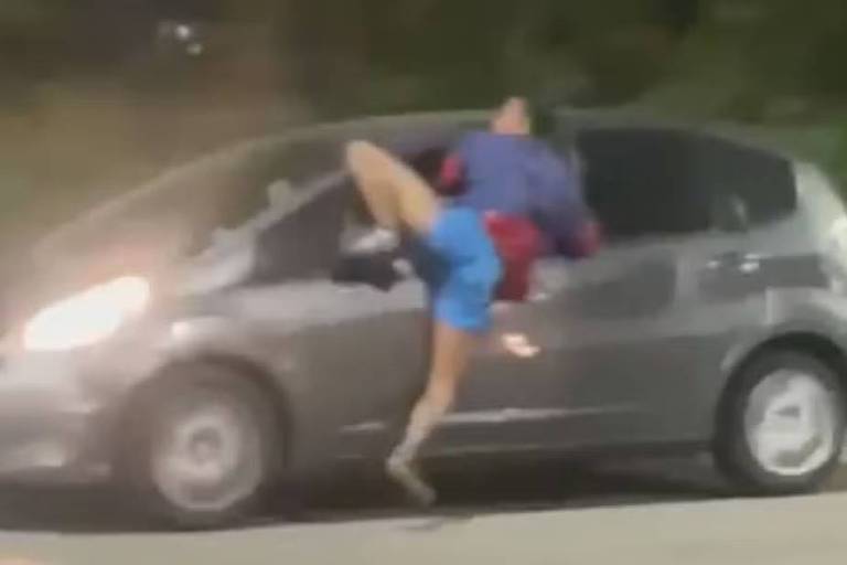 Vídeo mostra homem preso à janela de carro em movimento no Rio