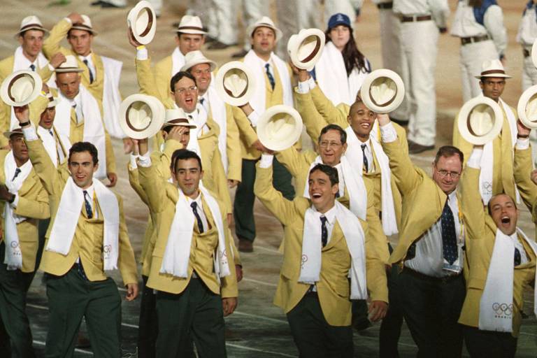 Atletas do Brasil desfilam na cerimônia de abertura dos Jogos Olímpicos de Sydney na Austrália (2000)