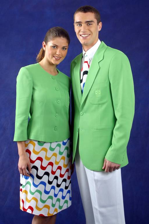 Modelos vestem traje usado pelos atletas no desfile de abertura em Atenas nos Jogos Olímpicos de 2004