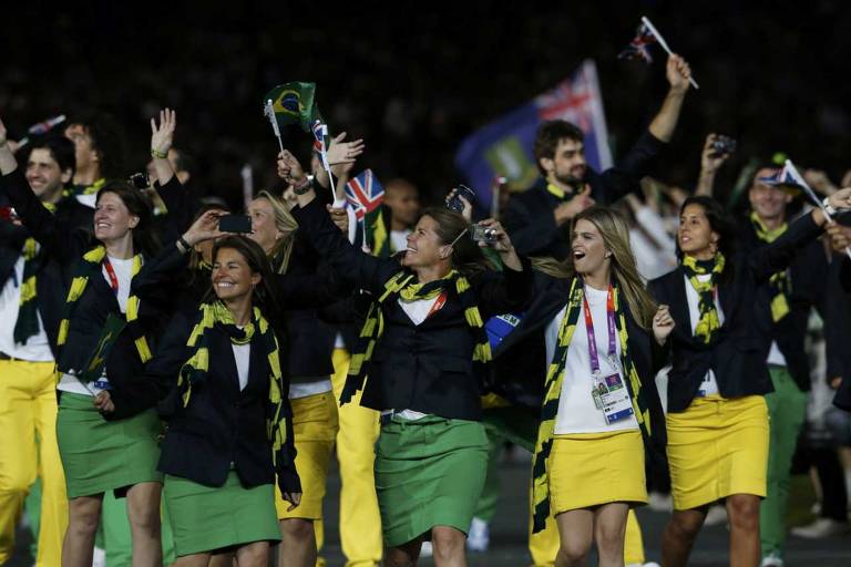 Membros da seleção olímpica brasileira caminham durante a cerimônia de abertura dos Jogos Olímpicos de Londres 2012, no Estádio Olímpico