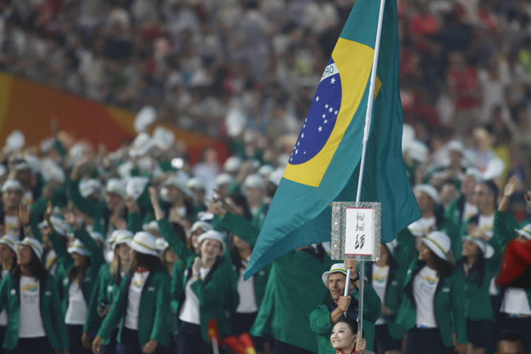 O velejador Robert Scheidt carrega a bandeira do Brasil na entrada da delegação brasileira na cerimônia de abertura dos Jogos Olímpicos de Pequim, no estádio Nacional, o Ninho de Pássaro em Pequim, China