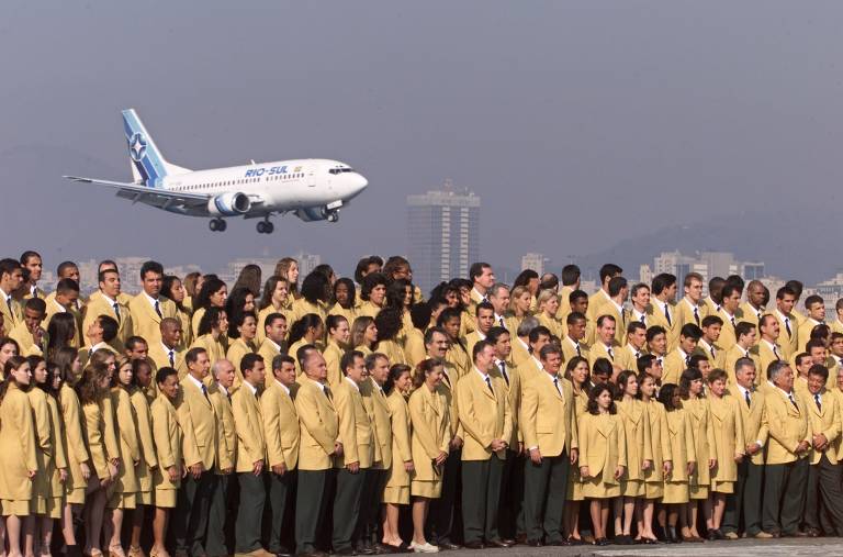 Atletas brasileiros antes de embarcar para Sydney, Austrália, para as Olimpíadas em 2000