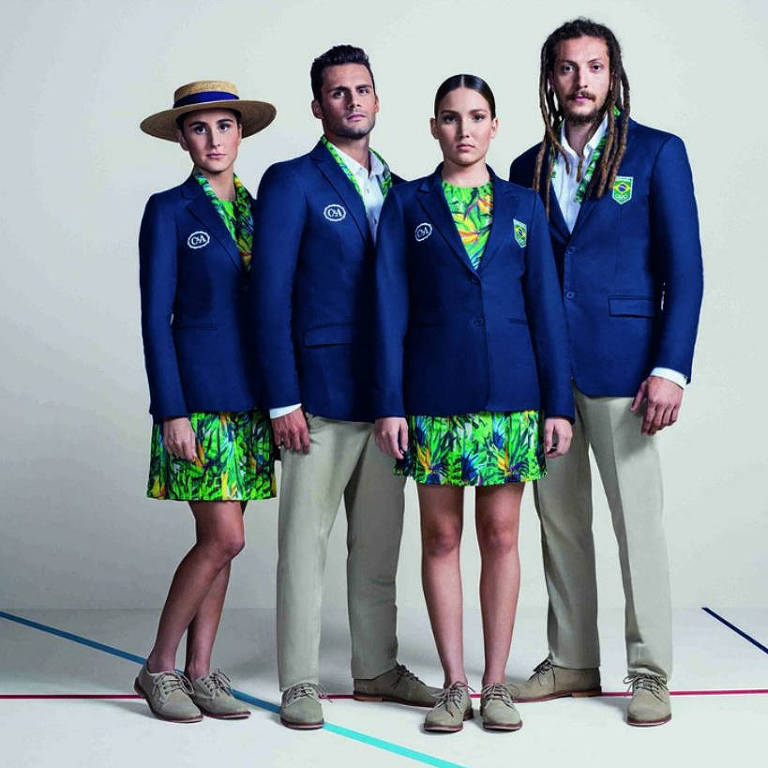 Modelos vestem traje usado pelos atletas no desfile de abertura nos Jogos Olímpicos de 2016 no Rio, Brasil